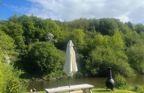 Jackfield Cottage | Cosy cottage with beautiful garden and river view