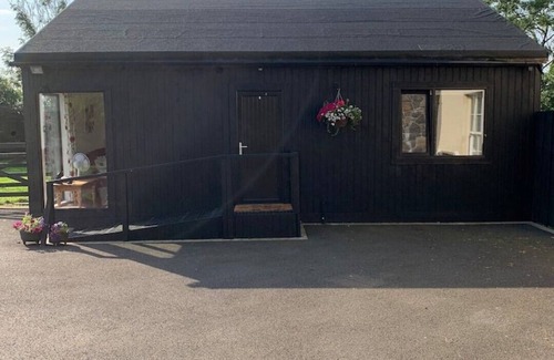 Crumlin Cabin | Cosy Country Cabin, rural but only 20 mins from Belfast