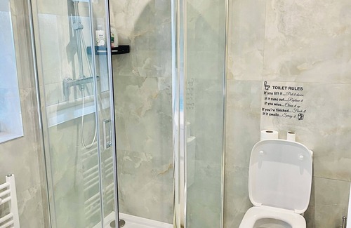 Hainault House | Cosy Ensuit in a calm environment, 1 min walk to bus stand, with free parking.