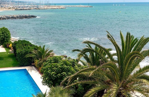 Sant Andreu de Llavaneres Apartment | Cosy apartment for 6 people with WIFI, pool, TV, balcony and parking