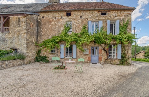 Degagnac House | Cosy family home with a shared pool