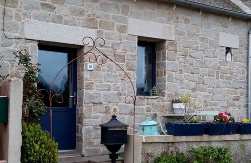 Tredarzec Cottage | Cosy Fisherman's cottage, view on river, 10 mns away from beaches