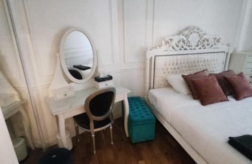 8th Arrondissement Apartment | Cosy Flat 8e Champs-Elysées