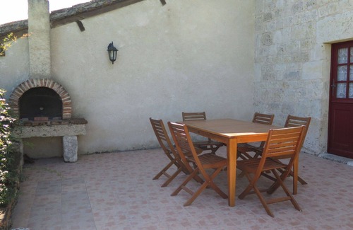 Dondas Villa | Cosy apartment in villa for 4 guests with pool, TV and terrace