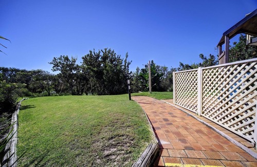 Boomerang Beach Apartment | Cosy ground floor beach side apartment with linen provided