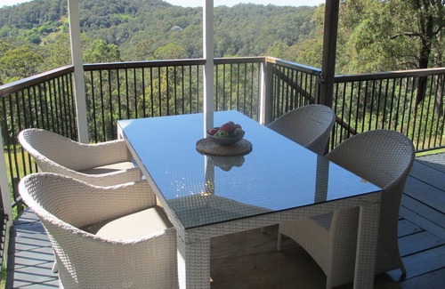 Bonogin Cottage | Cosy hinterland cottage with ocean and forest views