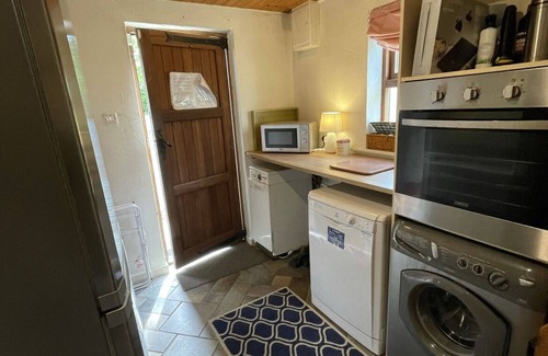 Baldwinstown Cottage | Cosy holiday cottage with garden nr beach Wi-Fi fire pit ,pet family friendly