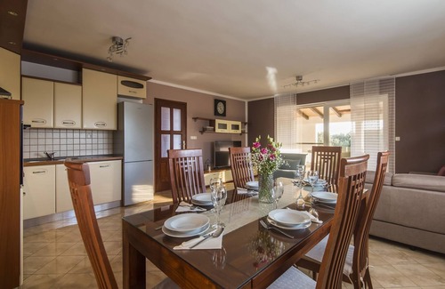 Policnik House | Cosy Holiday Home in Policnik with Pool