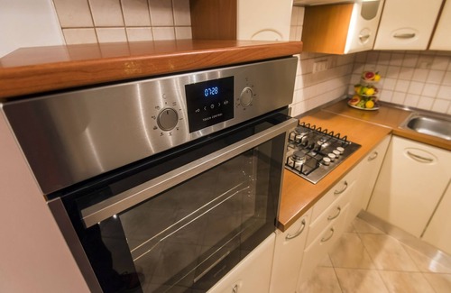 Policnik House | Cosy Holiday Home in Policnik with Pool
