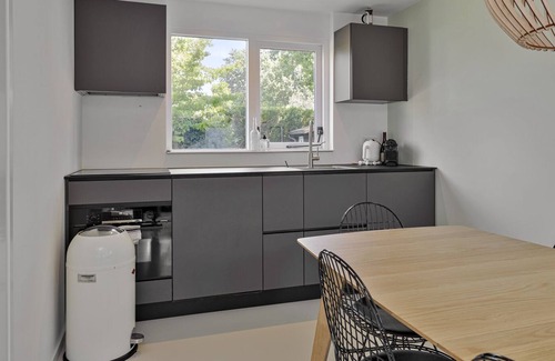 Ouddorp House | Cosy holiday home, spacious and green garden, lots of privacy and a cosy covered outdoor terrace with wood-burning stove.