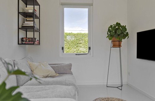 Ouddorp House | Cosy holiday home, spacious and green garden, lots of privacy and a cosy covered outdoor terrace with wood-burning stove.
