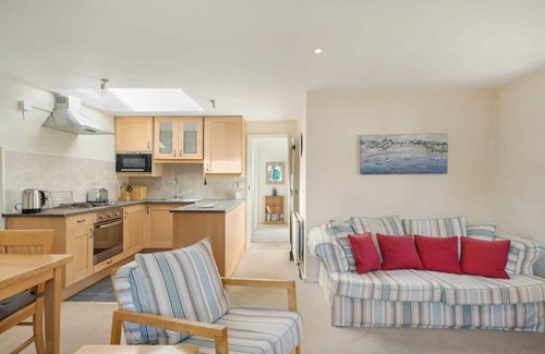 Chillington Apartment | Cosy Home, Huge Garden w/Lake, BBQs & Seating