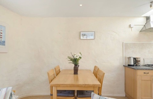 Chillington Apartment | Cosy Home, Huge Garden w/Lake, BBQs & Seating