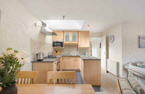 Chillington Apartment | Cosy Home, Huge Garden w/Lake, BBQs & Seating