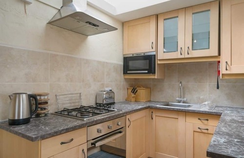 Chillington Apartment | Cosy Home, Huge Garden w/Lake, BBQs & Seating