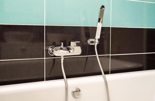 Gloucester House | Cosy Home in Gloucester-4 Bedrooms-Sleeps 10-Parking for 4 Cars