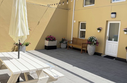 Killarney Cottage | Cosy Home. Killarney Town Centre 5 minute walk - Free Parking/WiFi - sleeps 6