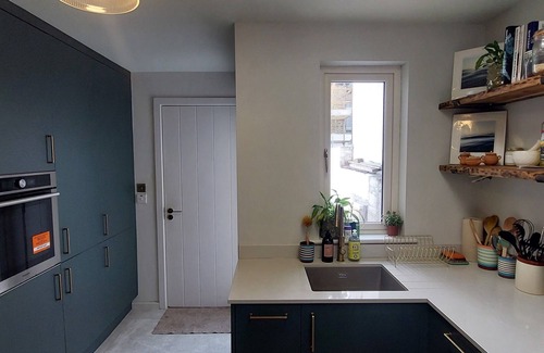 Dun Laoghaire Apartment | Cosy Home w/Office - 10 Mins Stroll to Seafront