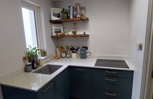 Dun Laoghaire Apartment | Cosy Home w/Office - 10 Mins Stroll to Seafront