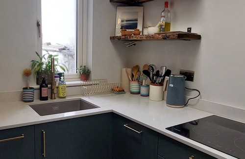 Dun Laoghaire Apartment | Cosy Home w/Office - 10 Mins Stroll to Seafront