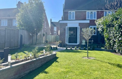 Worlingham House | Cosy House in historic market town. Pet friendly with large enclosed garden.