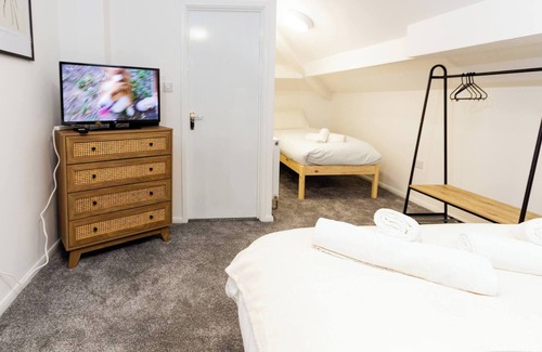 Oldham Bed & Breakfast | Cosy Large Ensuite Room in the Heart of Oldham