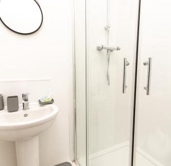 Oldham House | Cosy Large Ensuite Room in the Heart of Oldham
