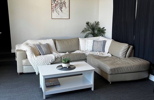 Broken Hill House | Cosy little white box, everything you need for a little getaway