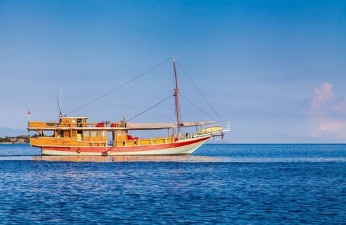 Labuan Bajo Boat Rental | Cosy liveaboard with AC for small groups, Komodo National Park