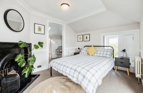 Cove House | Cosy Lochside Cottage with Mountain and Sea Views