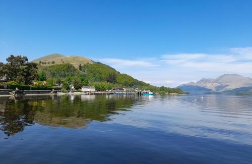 Cove House | Cosy Lochside Cottage with Mountain and Sea Views