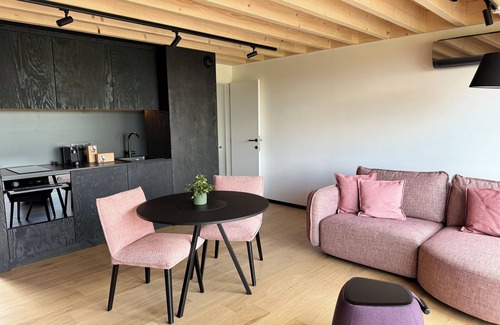 Bohon House | Cosy lodge with panoramic view from bedroom. Private hot-tub. Rest into nature!