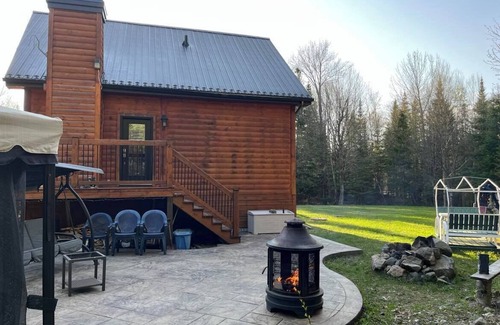 Nominingue Ski Chalet | Cosy log cabin with spa