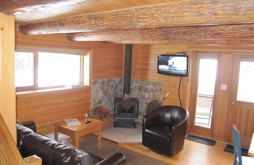 Revelstoke Cabin | Cosy Log Cottage in Rural Location