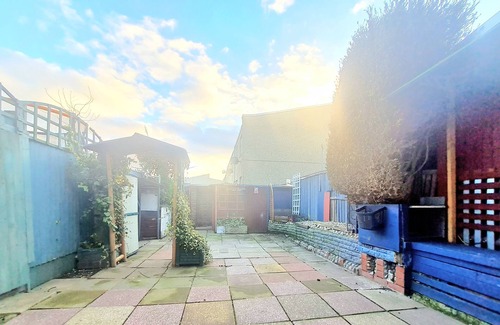 Heaton House | Cosy Luxurious Entire 3 Bedroom House, Private Garden, Free Parking, Free WiFi