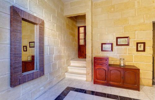Senglea House | Cosy Maltese Townhouse Roof Terrace and Views