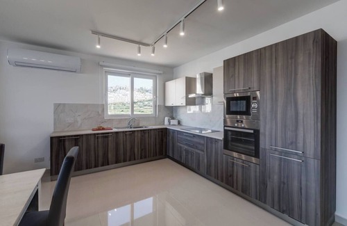 Għadira Apartment | Cosy Mellieħa apartment just steps from the beach 🏖️ with sea views, terrace, 3 bedrooms & 3 bathrooms—perfect for families, friends, or business stays 🌴.