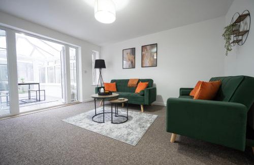 Stuppington House | Cosy Modern House Sleeps 9 - En-suite and Parking