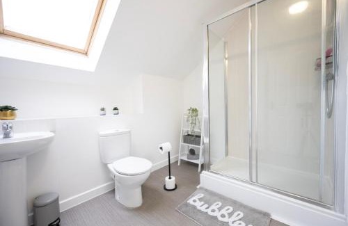 Stuppington House | Cosy Modern House Sleeps 9 - En-suite and Parking