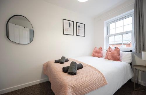 Stuppington House | Cosy Modern House Sleeps 9 - En-suite and Parking