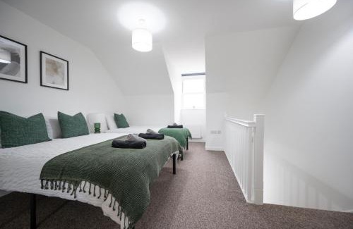 Stuppington House | Cosy Modern House Sleeps 9 - En-suite and Parking