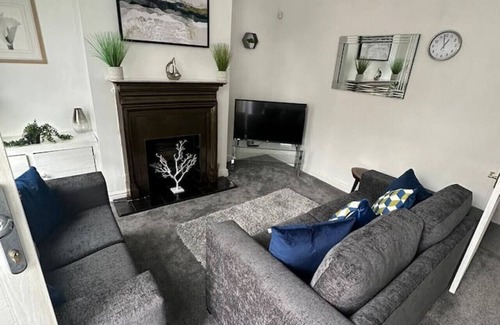 Thurnscoe House | Cosy Nest Getaways 3 bed house, Rotherham