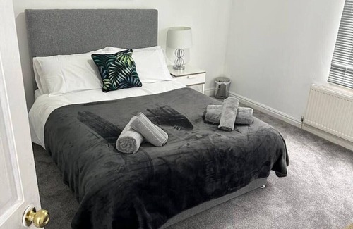 Thurnscoe House | Cosy Nest Getaways 3 bed house, Rotherham