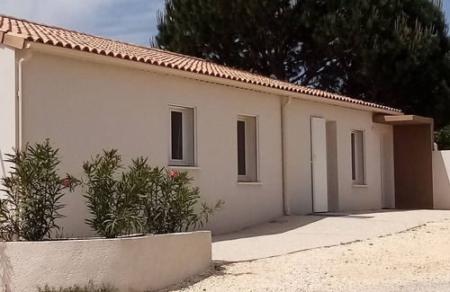 Pont-Saint-Esprit Villa | * Cosy new bungalow* private heated swimming pool with sun deck