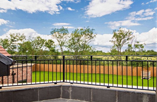 Highfields Caldecote Apartment | Cosy Nook Six - Three Bedroom Apartment, Sleeps 6