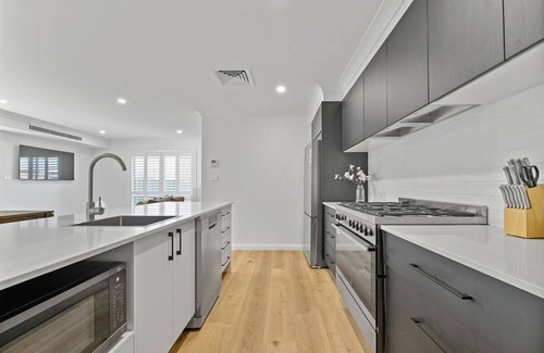 Orange Apartment | Cosy on Curran | CBD Escape, EV Plug, Firepit