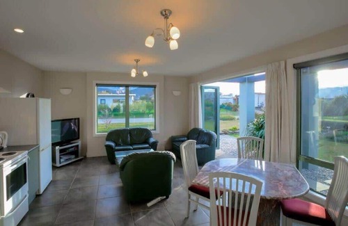 Albert Town Apartment | Cosy on Kingston Summ