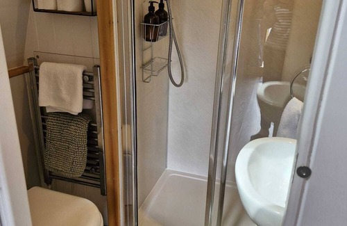 Cheriton Bishop Cabin | Cosy Pod by The Moor With Fishing