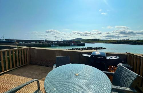 Malin Apartment | Cosy Portmor Log Cabin- Sea views, Deck & Relaxation