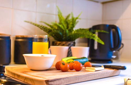 Playhatch House | Cosy & Quirky 2 Bed Private Apartment with a Garden and Free Parking :)